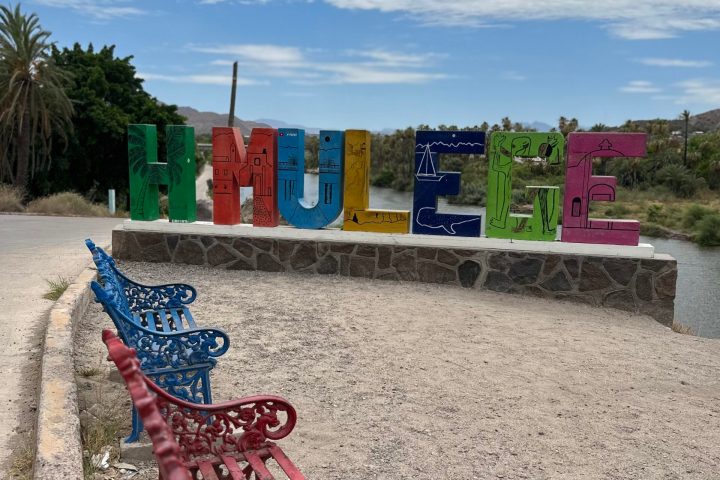 a person sitting on a bench mulege